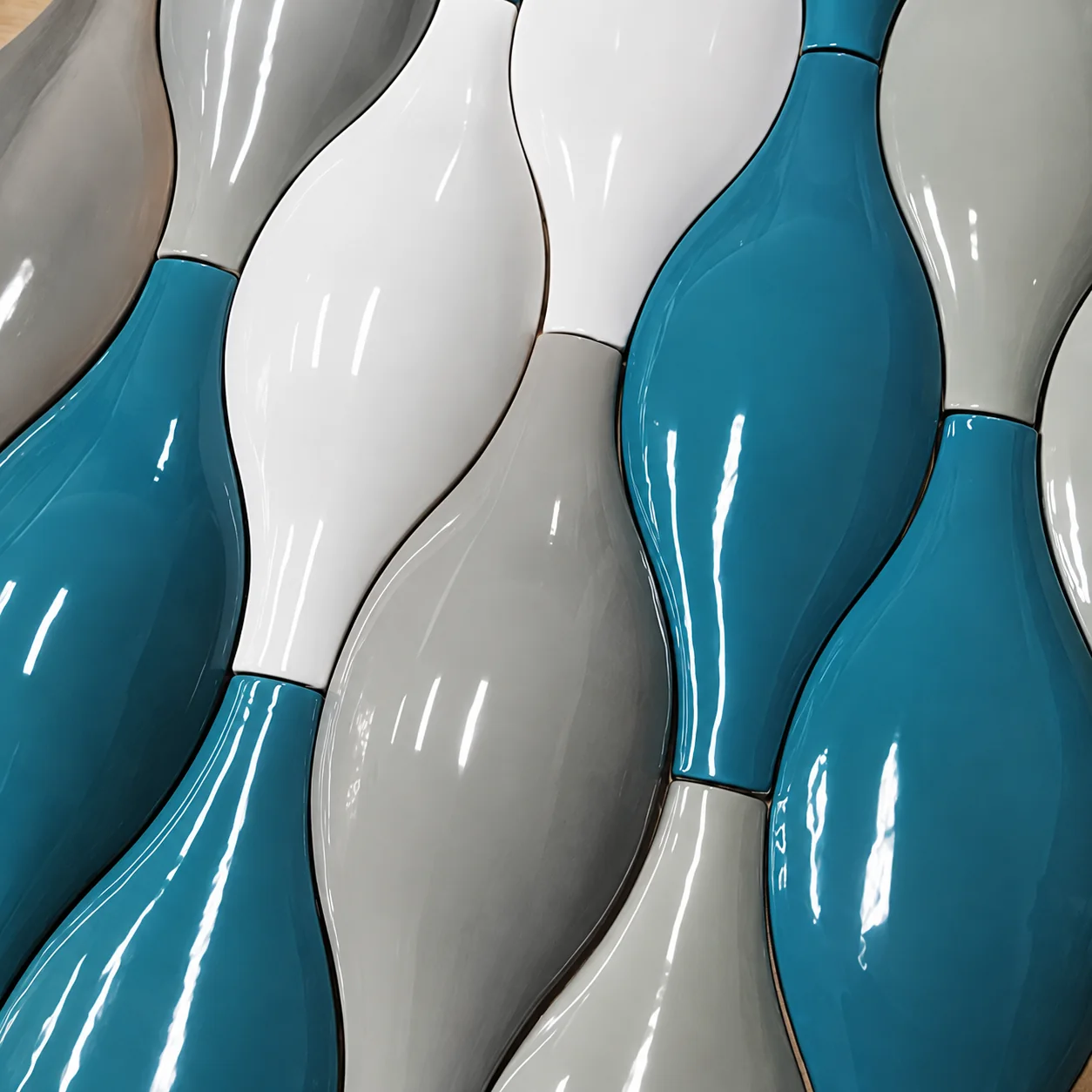 Azulejos cerámicos escultóricos en azul y blanco
