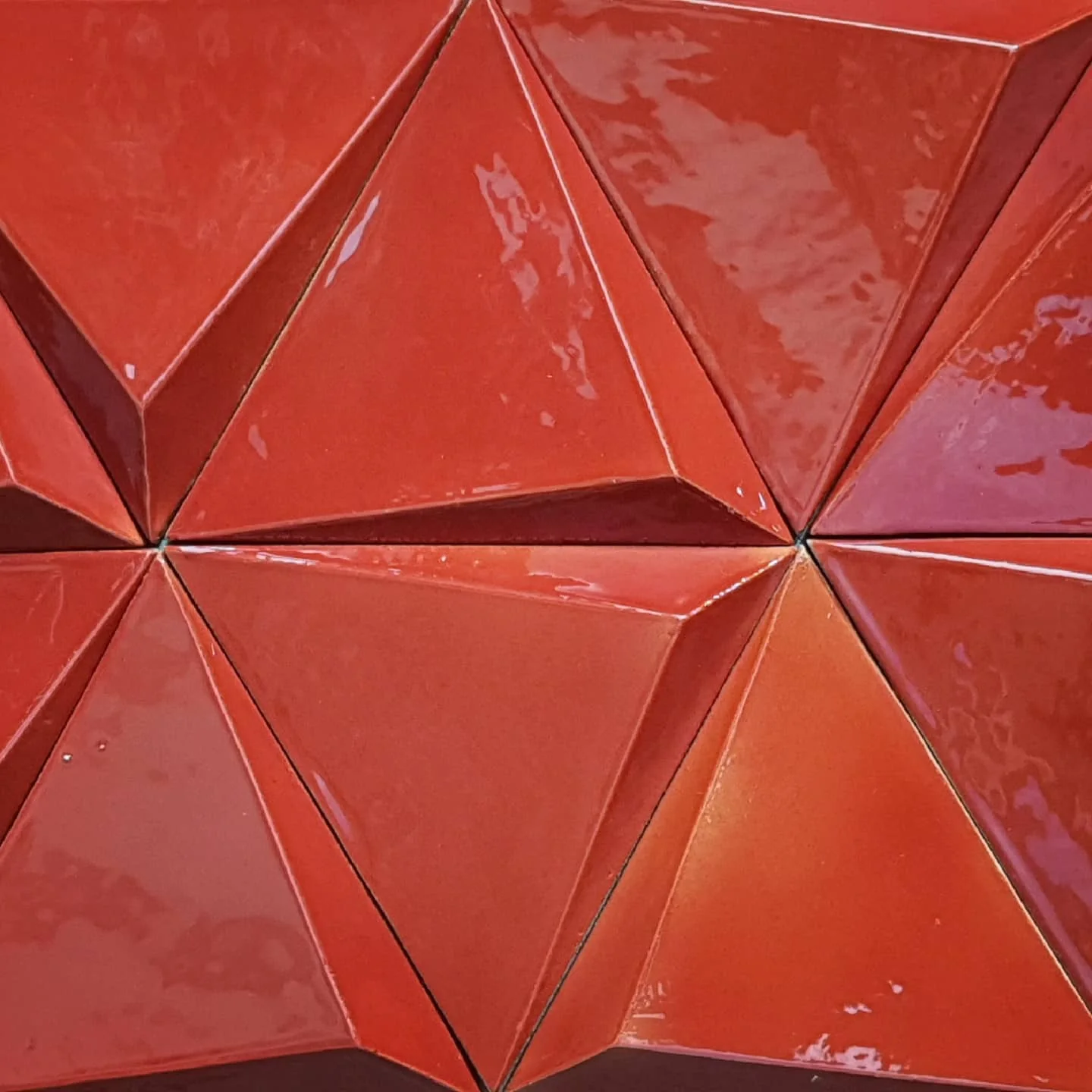 Azulejos cerámicos 3D de geometría roja