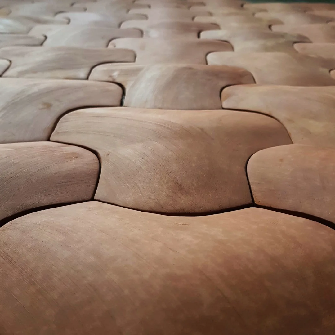 Superficie cerámica terracota con relieve